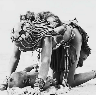 femme himba et bébé